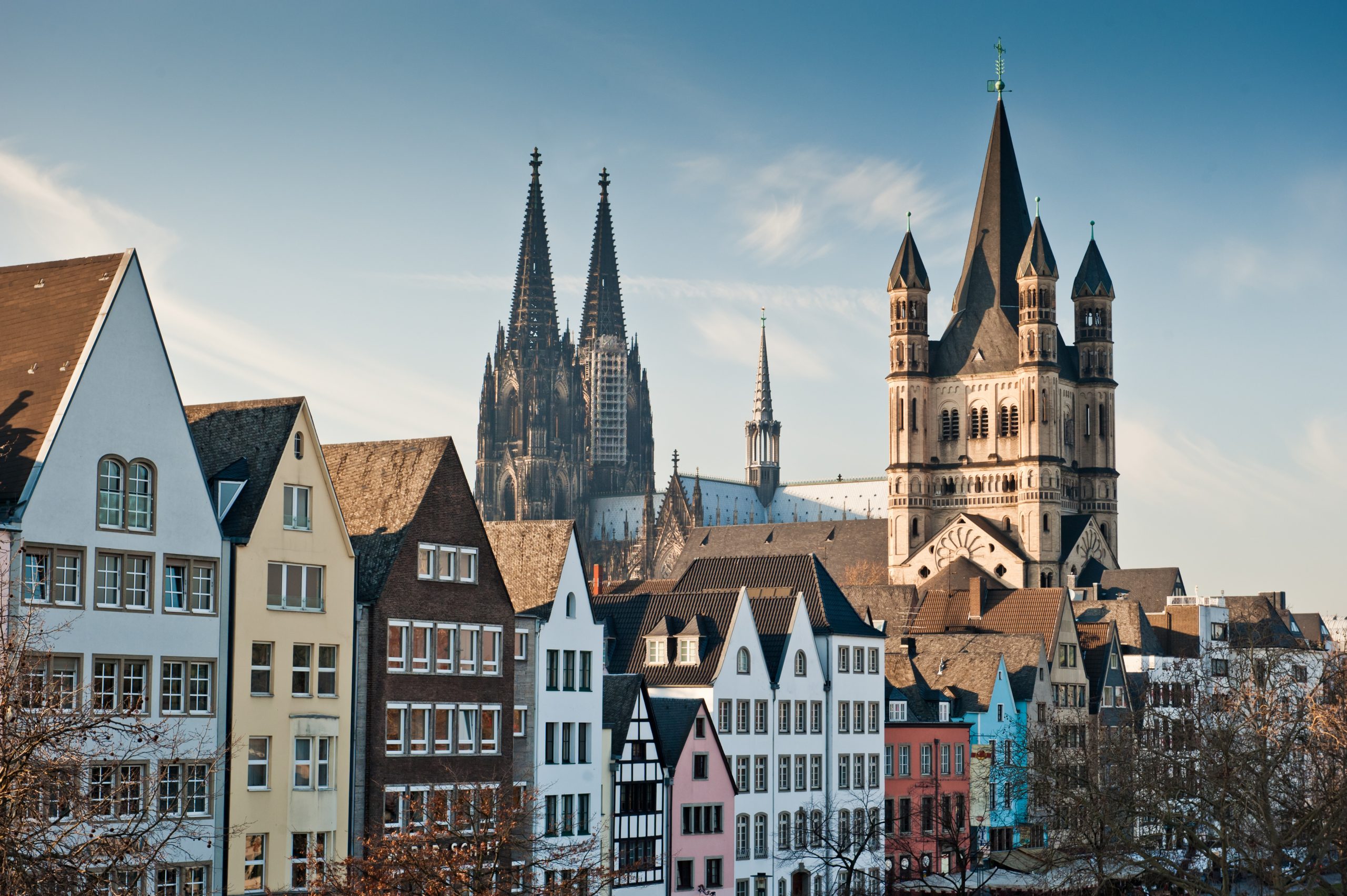 Blick auf die Kölner Altstadt und den Dom im Hintergrund